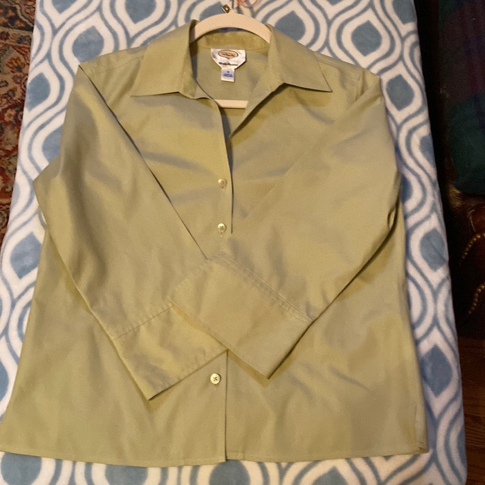Talbots size 4, green, 100% cotton, wrinkle resistant, collared blouse.  EUC